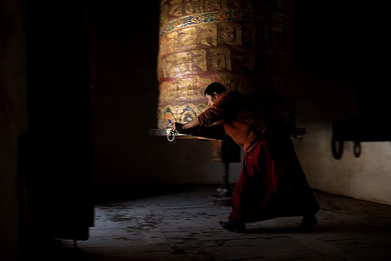 转经  作品描述: 在稻城蚌普寺,一僧人正在转动这个巨大的转经筒