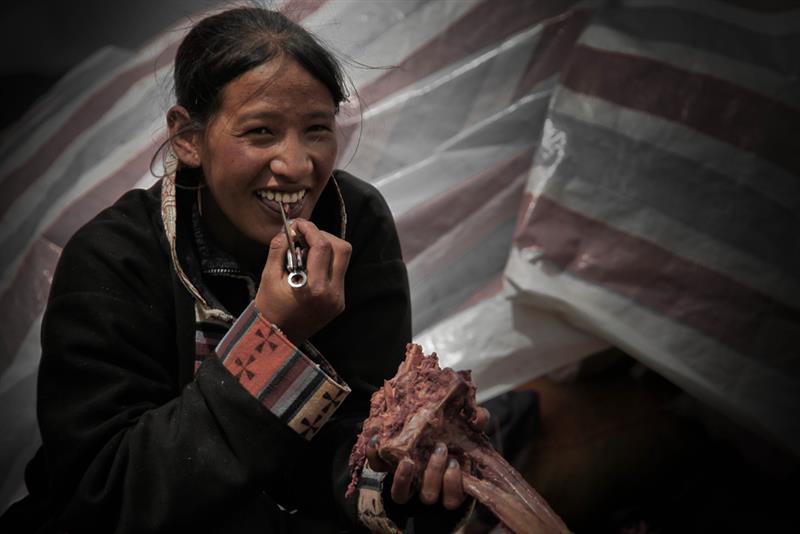 作品描述 前往甘孜州迭部的路边遇见游牧藏族女孩儿食生牦牛肉