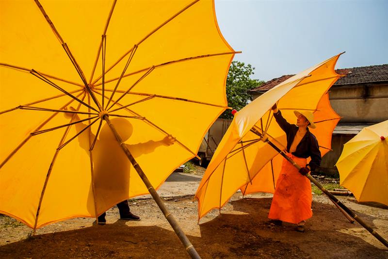 伞  作品描述: 孤峰油布伞,是非物质文化遗产,大而耐用,竹骨桐油布,在