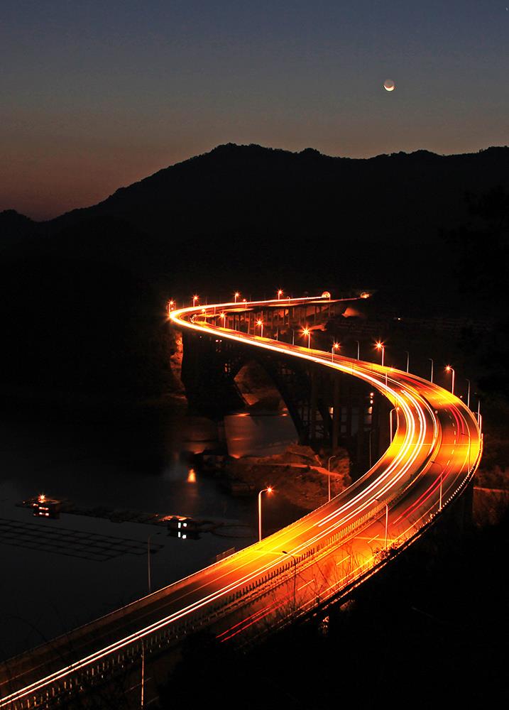 作品描述: 杭千高速公路金竹牌大桥夜景,大山后面是千岛湖镇方向