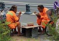环卫工夫妇的午餐
