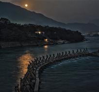 月是故乡明