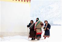祖孙三代踏雪行