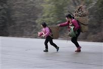 过马路的母女
