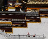进寺朝拜