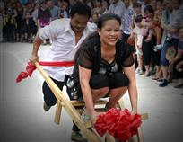 夫妻鸡公车载人赛跑