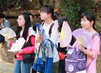 兜售扇子的女大学生们