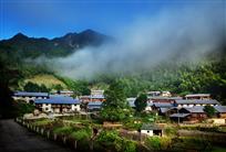 山村晨雾
