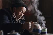 专注的茶客