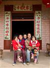 生活再艰难，一家人都笑容面对