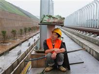 《躲雨的民工》
