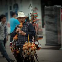 卖葫芦丝的老人