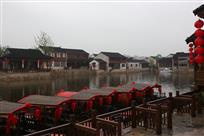 古镇风光(组照共五幅)之四雨中游船