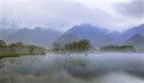 云烟笼纱山水秀