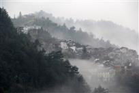 雾绕山村