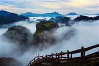 雾锁群峰