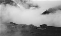 雾绕山村