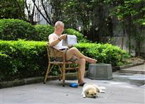 老人、狗与井