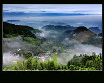 《雾绕山村》