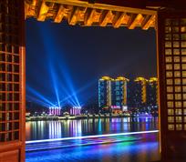 《窗外闹市》