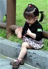“看看，我的小脚丫很干净哦！”