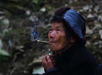 叼烟袋锅老汉
