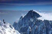 独峦山间秀奇峰