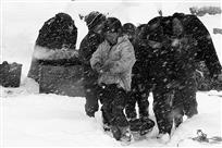 风雪中的孩子