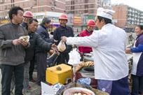 头戴厨师帽的农民工