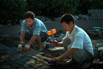 铺路农民工