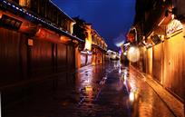 《古镇雨夜》