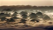 雾绕群峰
