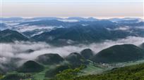 雾绕群山