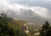 云雾迷蒙小山村
