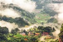 云雾绕山村