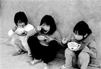 山区小学生在校中餐
