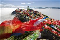 经幡飘舞喇嘛山