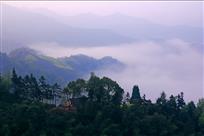 云雾绕山村