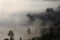 雾绕山寨