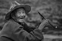 拿烟袋的老人