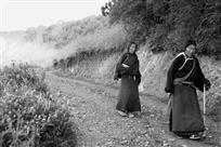 藏族老姐妹转山
