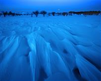 雪野月色图