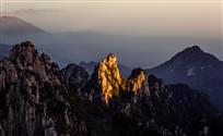 丹霞染奇峰