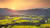 夕阳耀山村