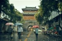 古城听雨