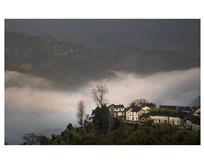 云雾缭绕的小山村