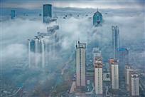 晨雾中的城市