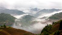 云雾漫山村