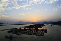 《 海上渔村 》