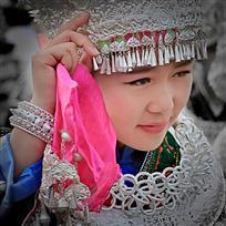 《羞答答的苗族姑娘》